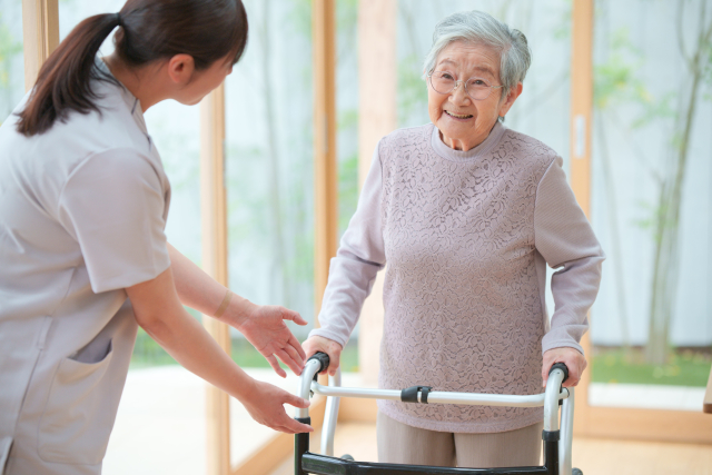 介護職と高齢女性