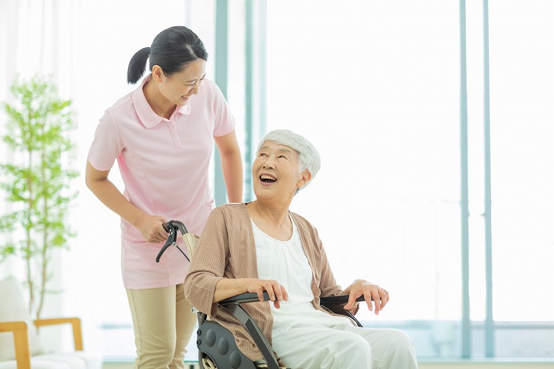 介護職と高齢女性