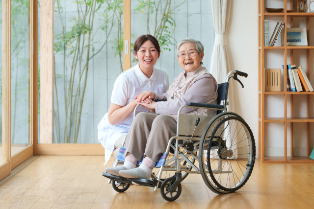介護付き有料老人ホームの介護職員と高齢者
