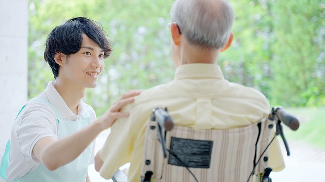 高齢者施設の介護職と男性入居者