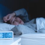 睡眠障害で悩む介護職の女性