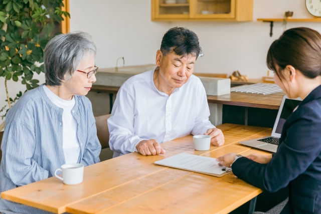 介護施設の説明を受ける夫婦