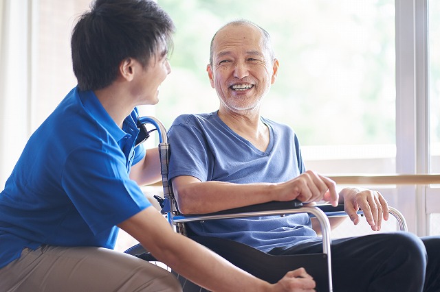 介護リーダーと入居者