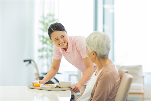 配膳をする介護士