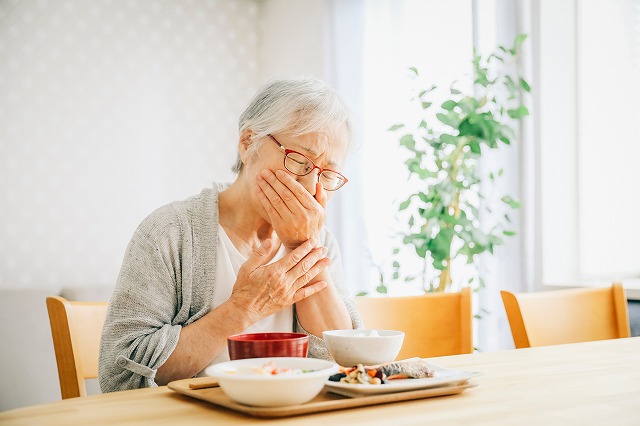 食事でむせる高齢者