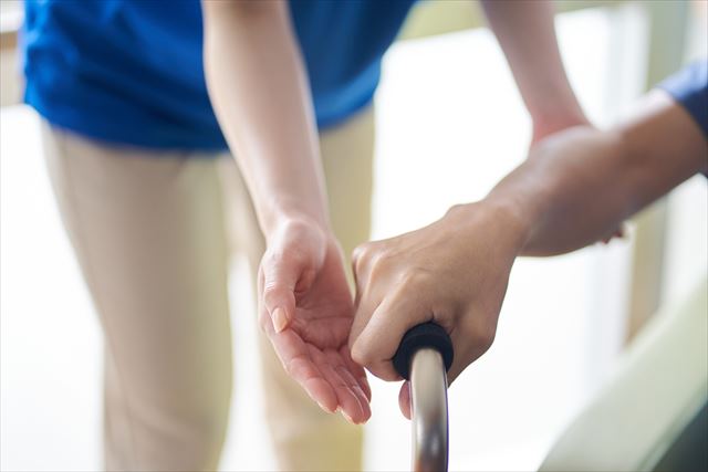 移動介助する介護職