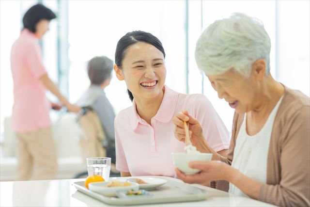 食事介助をする介護職