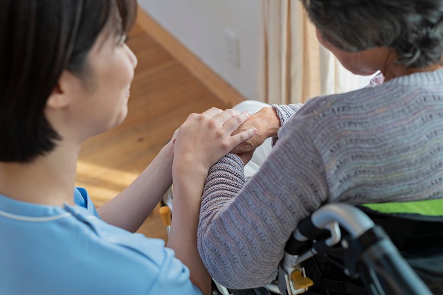 認知症の利用者に声を掛ける介護士