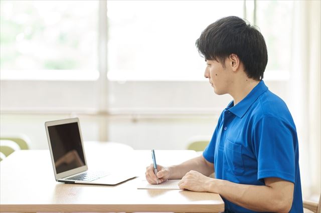 個人目標を考える介護福祉士