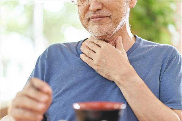 嚥下がうまくいかない食事中の利用者