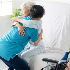 【教えて!】立てない人の移乗介助の基本手順やコツ、注意点を分かりやすく解説 【教えて!】立てない人の移乗介助の基本手順やコツ、注意点を分かりやすく解説