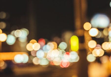 【眼科医執筆】高齢者が見えにくい色とは？転倒を防ぐ配色対策と観察のコツ