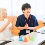 レクリエーションを見守る介護職