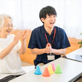 高齢者のレクリエーションおすすめテーブルゲーム15選｜介護現場で盛り上がるレクリエーションを紹介