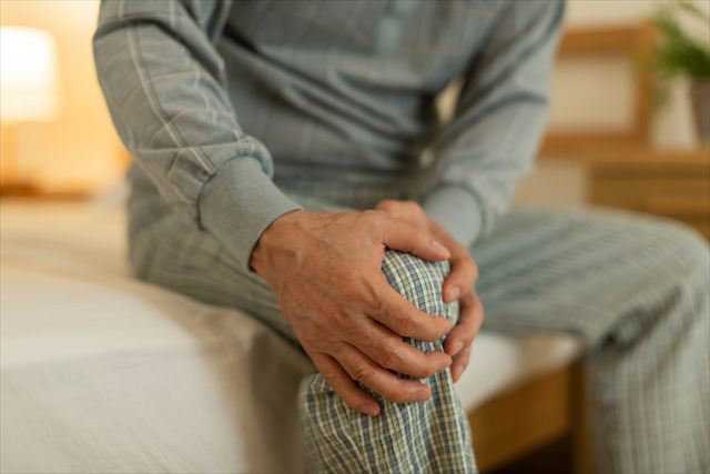 膝関節の拘縮に悩む高齢者