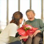 誕生日を迎えた高齢者