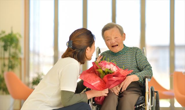 誕生日を迎えた高齢者