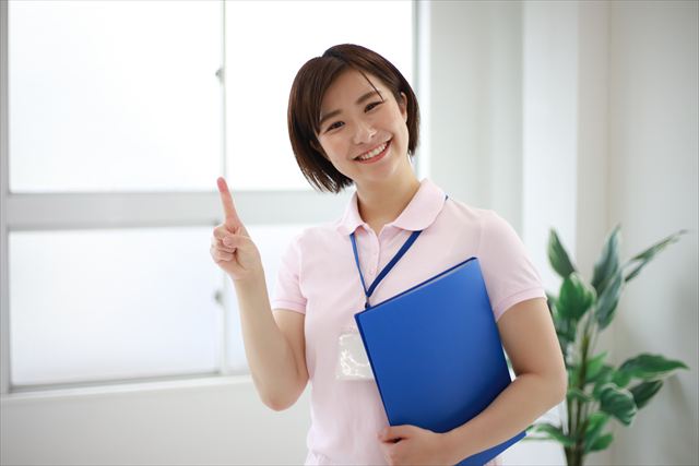 レクの準備をする介護士