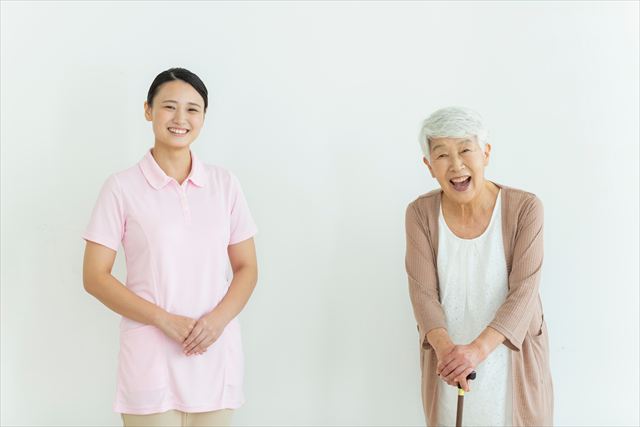 デイサービスのレクに参加する高齢者と介護士