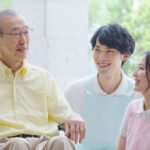 高齢者とコミュニケーションを取る介護職員