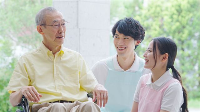 高齢者とコミュニケーションを取る介護職員