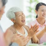 介護施設でレクレーションを楽しむ女性利用者