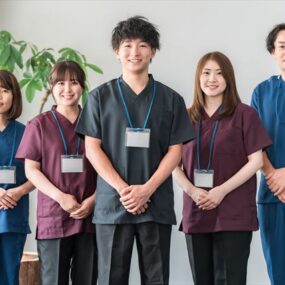 【教えて！】チームケアにおける介護職員としての心得｜現場で求められる役割と心構えを解説