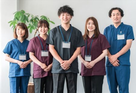 【教えて！】チームケアにおける介護職員としての心得｜現場で求められる役割と心構えを解説