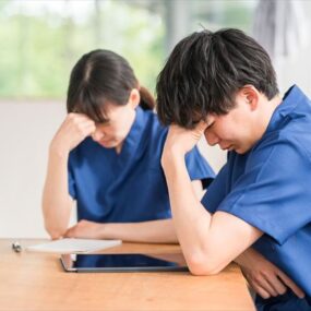 【教えて!】介護職のストレス原因6つと限界になる前の対処法|人間関係・業務負担などの悩み軽減 【教えて!】介護職のストレス原因6つと限界になる前の対処法|人間関係・業務負担などの悩み軽減