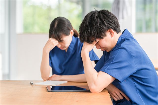 アイフレイル症状があり疲れている介護職