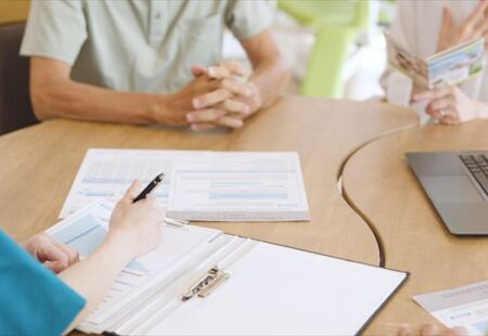 【教えて！】サービス担当者会議とは？目的やメンバー、開催時期・頻度など解説