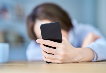 【医師執筆】スマホ老眼とは？原因と対策・予防法（セルフチェックリストあり）