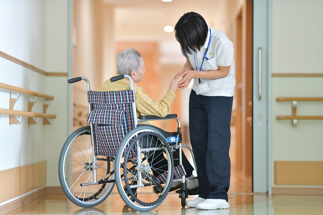 AI導入で時間が創出された介護職員と利用者