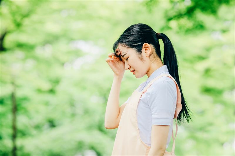 自律神経の乱れが原因で頭痛が起きている介護職員