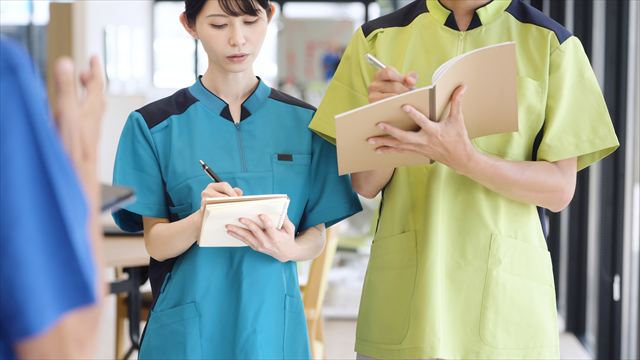 スピーチロックについて研修を受ける介護職員