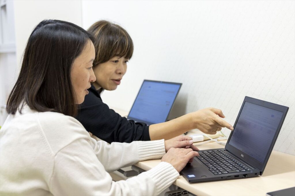 medicaシフトを操作する日本介護センターの職員様