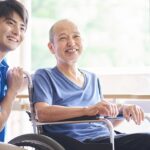 レクリエーションに参加する高齢者