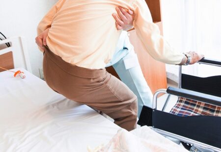 移乗介助の基本とは？安全な手順・コツ・NG行動をわかりやすく解説