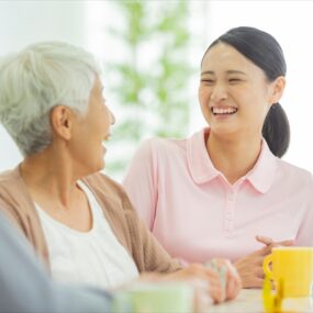 デイサービス朝の会ネタ15選！月別アイデアと盛り上げる5つのコツ