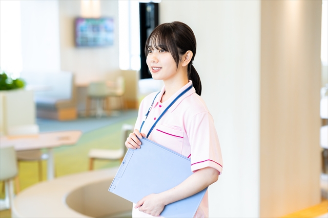 報告連絡相談をするために移動する介護職員