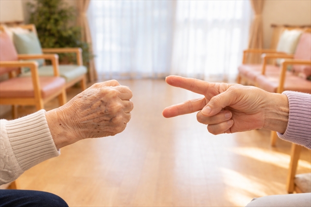 後出しじゃんけんをする高齢者