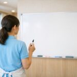 レクのホワイトボードを準備する介護職員