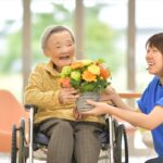 誕生日をお祝いされる高齢者