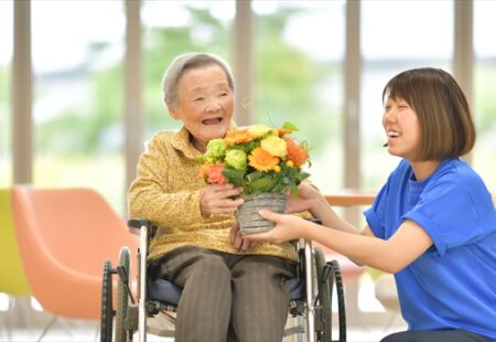 【保存版】100歳お祝いの言葉 介護職員が押さえたい百寿メッセージの例文・マナー・NGワード