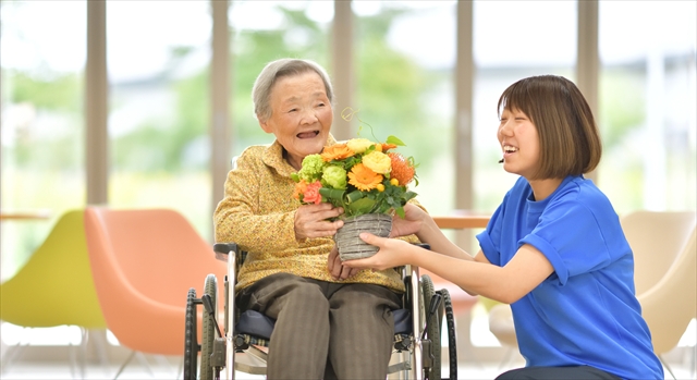 誕生日をお祝いされる高齢者