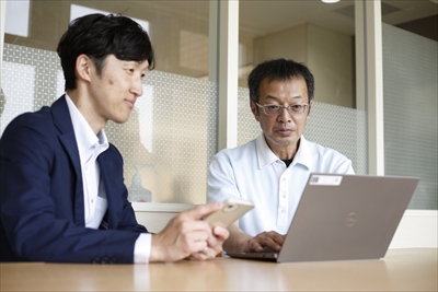 介護付き有料老人ホーム・かえでの杜 松田様・明石様 シンクロシフトを操作する様子
